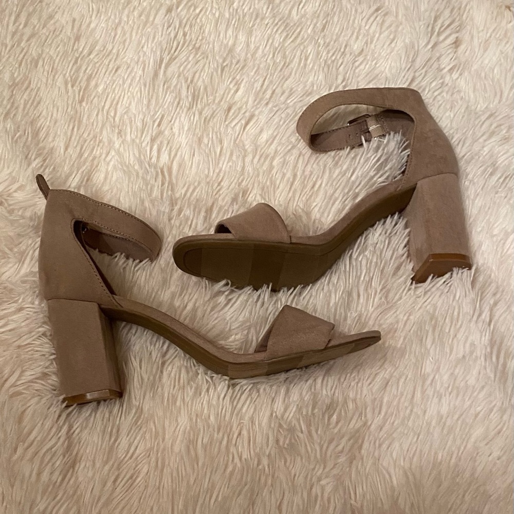 Old Navy 2in tan heels